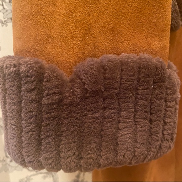 Womens suede and shearling knee length coat. Two pockets cuffs and 3 buttons. - Picture 4 of 5